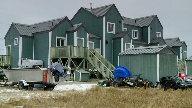 WS TD木制房屋与快艇/ Arviat, Nunavut, Canada视频素材