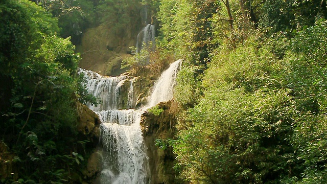 MS SLO MO在绿色植被和棕色岩石之间拍摄的瀑布/旷斯，琅勃拉邦，老挝视频素材