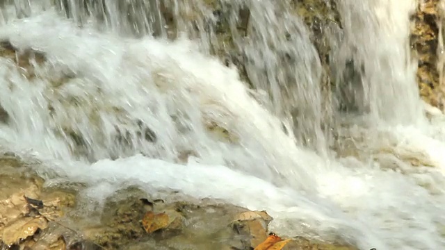 CU SLO MO拍摄快速流动和下降的水/匡思，琅勃拉邦，老挝视频下载