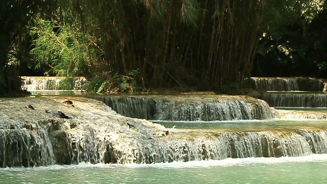 MS SLO MO在老挝琅勃拉邦的匡斯拍摄水流湍急，周围有许多小瀑布和植被视频素材