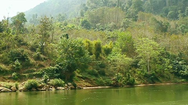 MS POV SLO MO拍摄绿草成荫的河岸/从Nong Khio到Muang Ngoi，琅勃拉邦，老挝视频素材