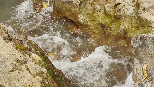 CU SLO MO岩石间流动的水/ Ou河，琅勃拉邦，老挝视频素材