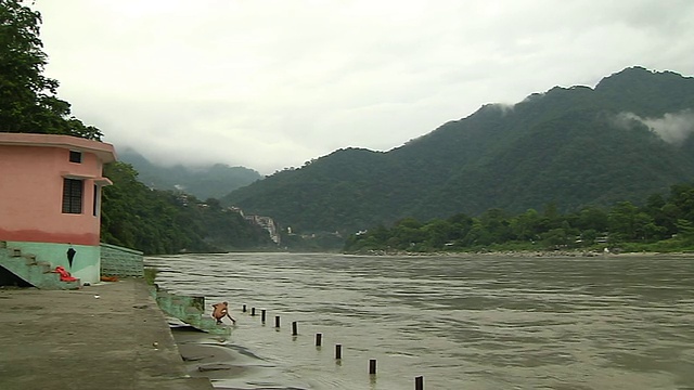 潘右流淌的恒河哈德瓦尔北阿坎德邦视频素材