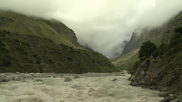 北阿坎德邦巴德里纳特河和云的时光流逝视频素材