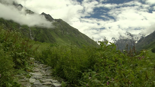 拉回积雪覆盖多云的喜马拉雅山北阿坎德邦视频素材