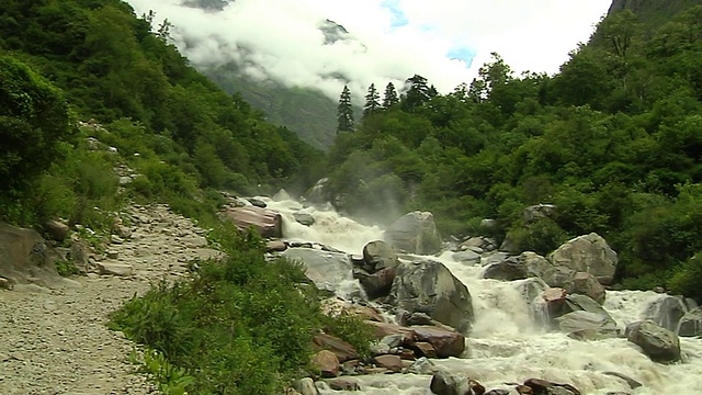 拉回奔腾的河流流过北阿坎德邦山脉视频素材