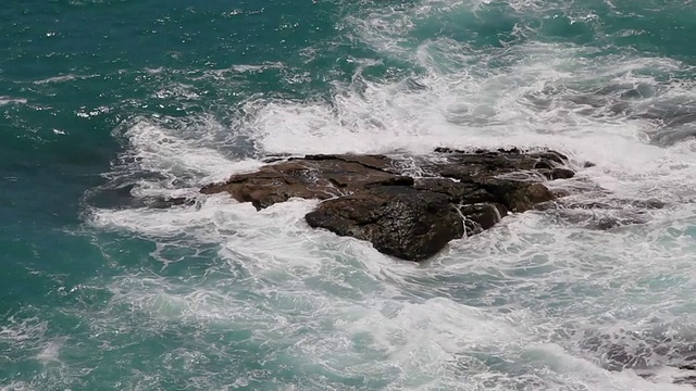 海浪拍打着岩石。视频素材