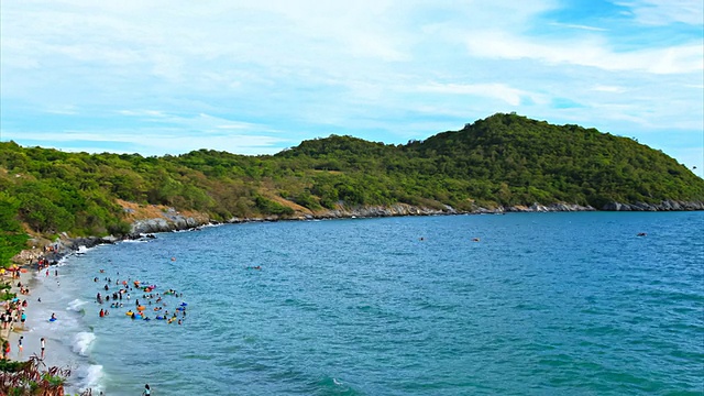 时间流逝——游客们在海里游泳。(缩小)视频素材