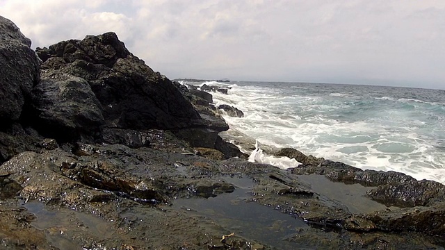 海浪拍打着岩石视频素材