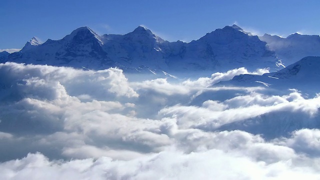 山峰高耸入云视频素材