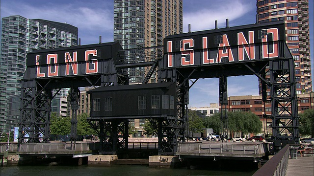 长岛的标牌、州公园门特广场(Gantry Plaza State Park)和长岛市(Long Island City)的公寓视频素材