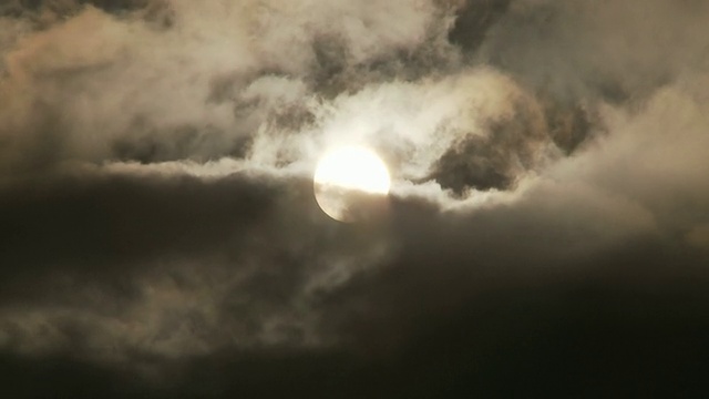 太阳和云，雨后天空蒸腾，太阳消失在云后视频素材