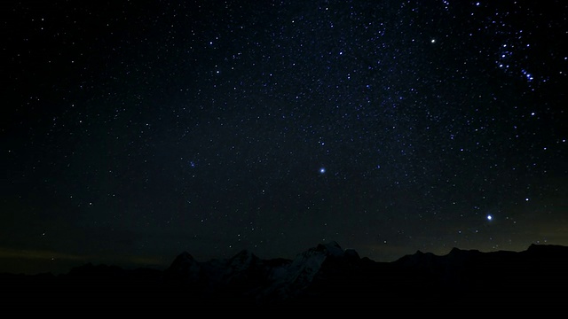 山脉上空的夜空视频素材