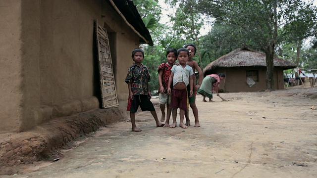 孩子们在一个小村落的房子周围玩耍，离Sreemangal (Srimangal)不远，Sylhet，孟加拉国，印度次大陆，亚洲视频素材