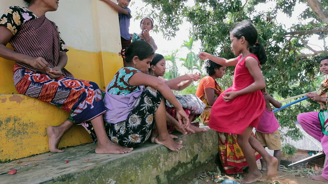 妇女和女孩吃着水果玩着，卡西战争部落，12 No pungi Para(村庄)，Sreemangal (Srimangal)， Sylhet Division，孟加拉国，印度次大陆，亚洲视频素材