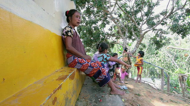 妇女和女孩吃着水果玩着，卡西战争部落，12 No pungi Para(村庄)，Sreemangal (Srimangal)， Sylhet Division，孟加拉国，印度次大陆，亚洲视频素材