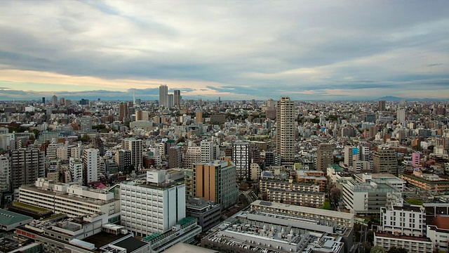 日本东京池袋地区从白天到夜晚的过渡视图视频素材