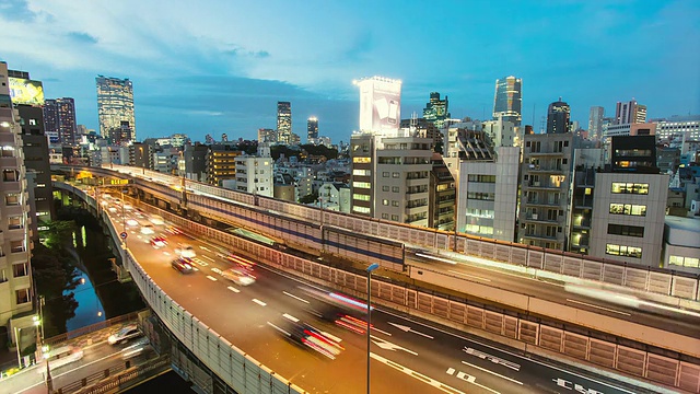 日本东京麻布朱板地区和修东ku高架公路的白天到夜晚过渡图视频素材