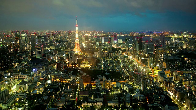 台风/日本东京来临前，东京塔和东京湾的白天到夜晚的过渡视频素材