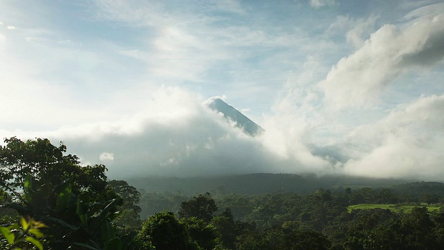 哥斯达黎加阿拉胡埃拉拉福图纳火山云雾缭绕视频素材