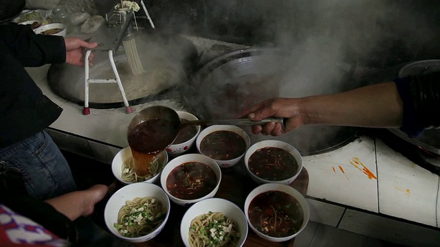 MS Shot of cooking noodles and serve soup in bowl /春华，陕西，中国视频素材