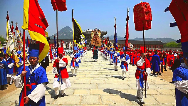 韩国首尔市区道路上宗庙祭祖仪式的服装游行视频素材