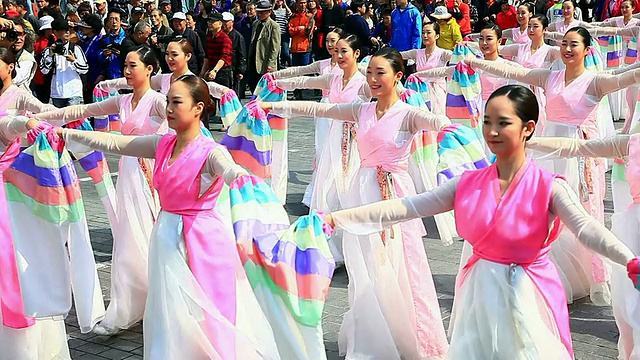 在韩国首尔市中心的宗庙祭祖仪式服装游行中行走的女性视频素材