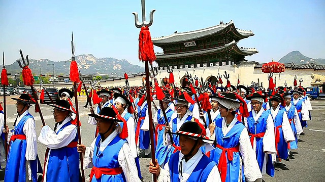 在韩国首尔市中心的宗庙祭祀仪式上，一群男人穿着服装游行视频素材