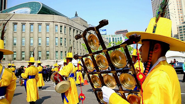 韩国首尔市区道路上宗庙祭祖仪式的服装游行视频素材