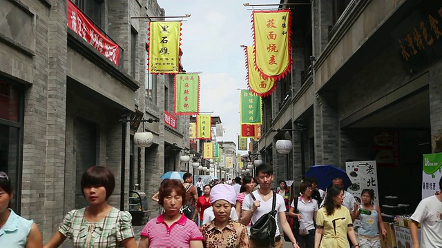 MS拍摄的游客在前门附近的老街参观/中国北京视频素材