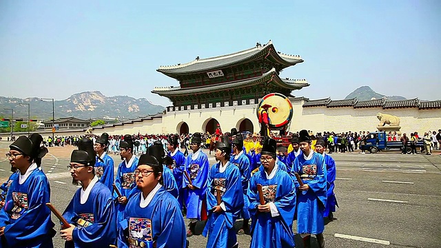 MS拍摄于韩国首尔市中心大道上宗庙祭祀仪式的服装游行视频素材