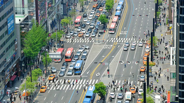 韩国首尔江南站附近的交通状况视频素材