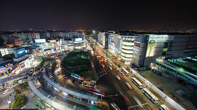 WS T/L水原车站附近夜间交通视图/水原，京畿道，韩国视频素材