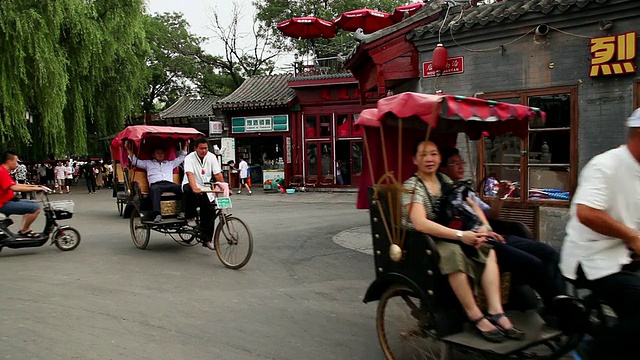 MS拍摄的三轮车司机带着游客在后海湖区旅游/北京，中国视频素材