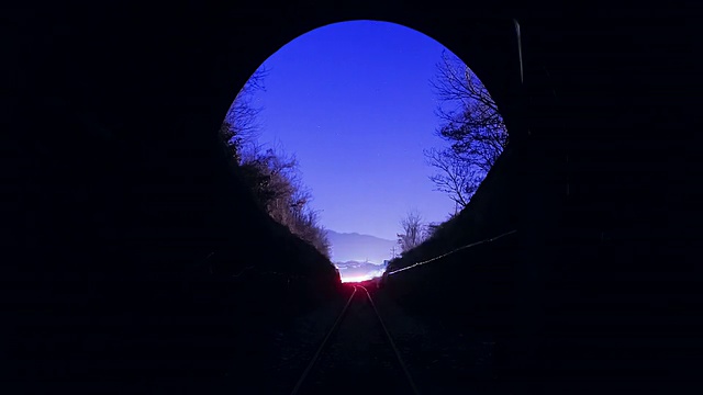 MS T/L铁路隧道夜景拍摄/ Mungyeong，庆相北道，韩国视频素材