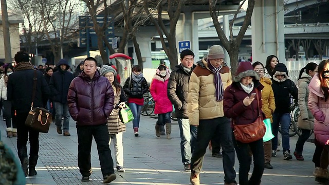 这是中国北京中央商务区附近人行道上行人的合影视频素材