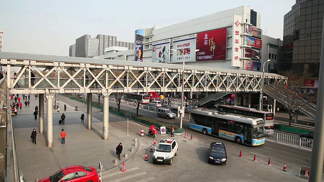 中国北京西单北大街大太平洋百货商店外的交通和行人视频素材