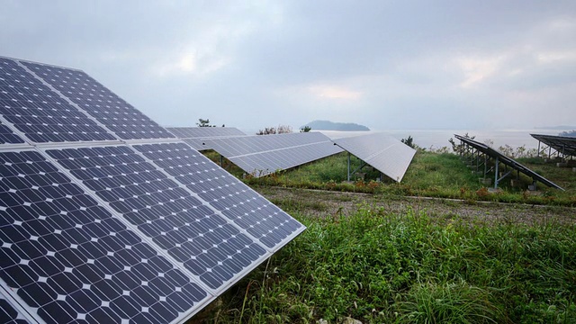 太阳能集热器安装在地面上的MS ZO Shot /韩国全南道锡南视频素材