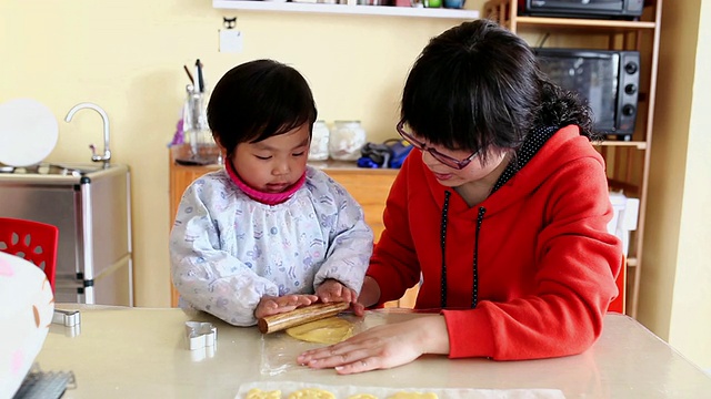 母女俩做饼干的合影/西安，中国视频素材