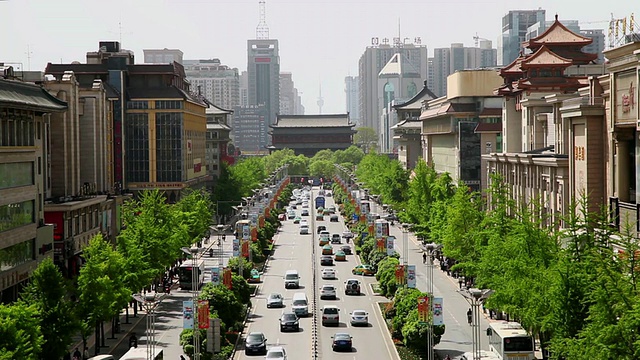 中国陕西西安，繁忙城市街道上的交通状况视频素材