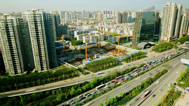 WS T/L View of Traffic on main roads and skyline of city /西安，陕西，中国视频素材