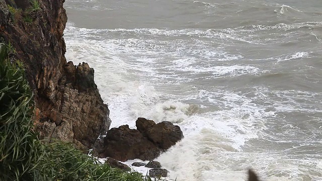 强劲的海浪和风正在粉碎悬崖视频素材