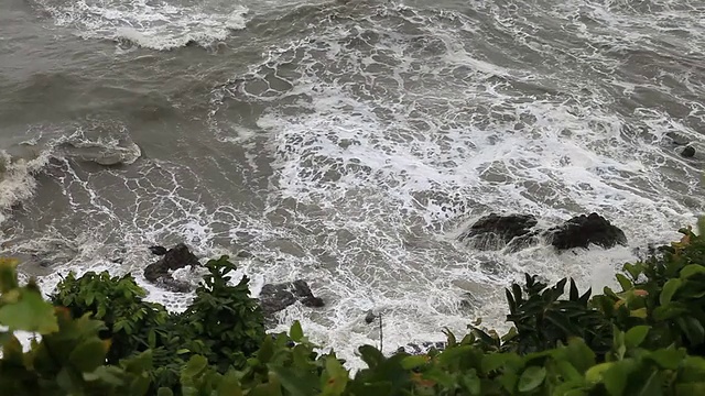 强风和海浪冲击着多岩石的海滩视频素材