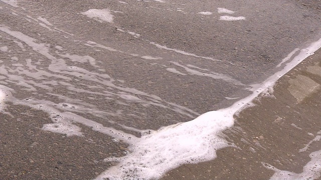 肥皂水顺着街道流淌视频下载