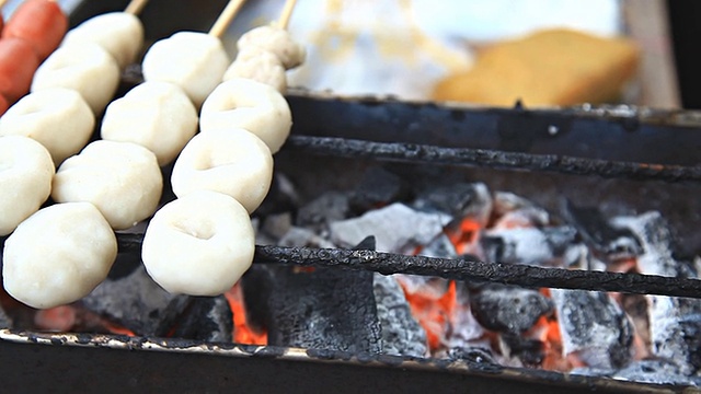 用火烤的食物。视频素材