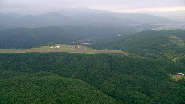 WS鸟瞰图森林区域，降落场/ Fukashima，东北，日本视频素材