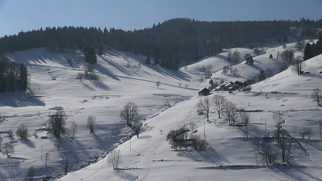 德国巴登符腾堡州Schwarzwald / Todtnau附近的农场在冬天的WS视图视频素材