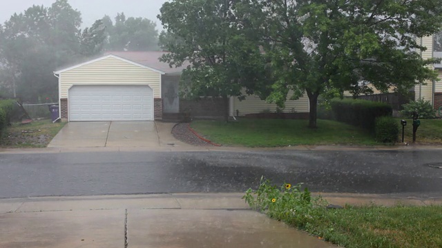 高清视频大雨在科罗拉多州的房屋视频素材