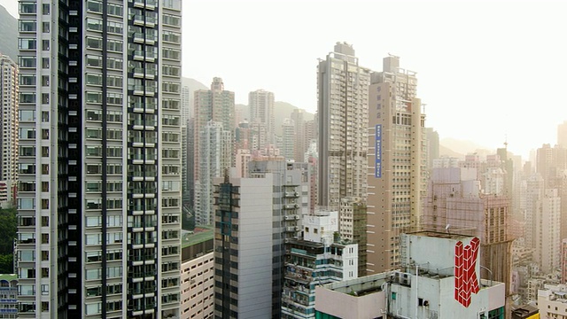 T/L PAN摩天大楼在香港市中心日夜转换视频素材