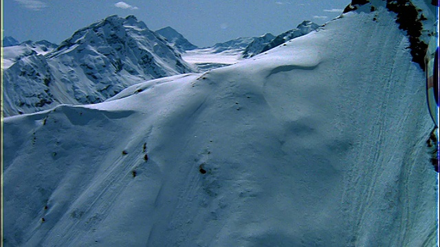 在阿拉斯加的雅卡塔克和安克雷奇之间，空中飞过白雪覆盖的丘格奇山脉视频素材